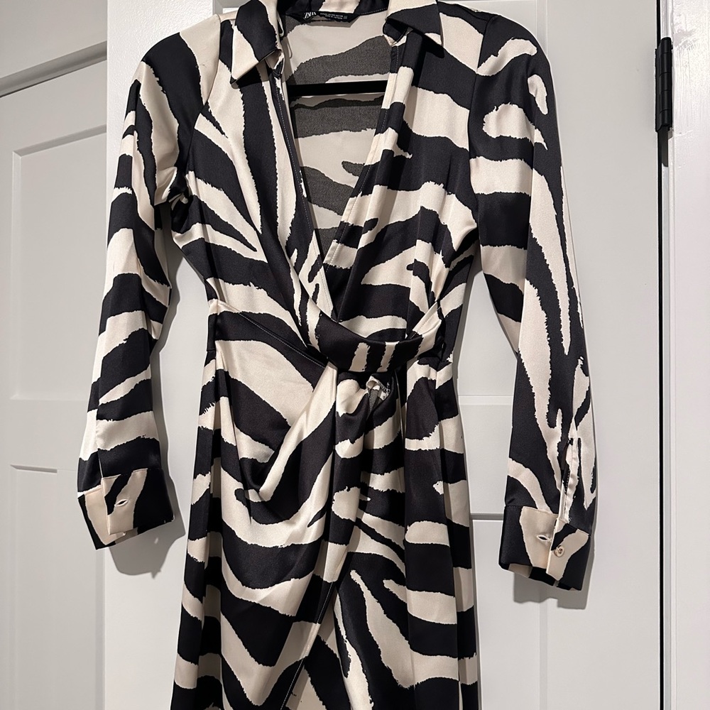 🚨NWT🚨 Zara Mini Satin Wrap Dress in Zebra Print